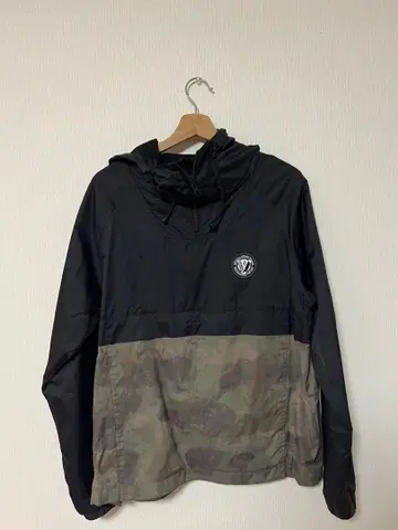 Volcom 후드 부착 나일론 자켓 카모플라쥬