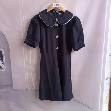 블랙 반팔 무릎 기장 원피스 버튼 포함