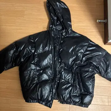 후드 부착 블랙 다운 자켓