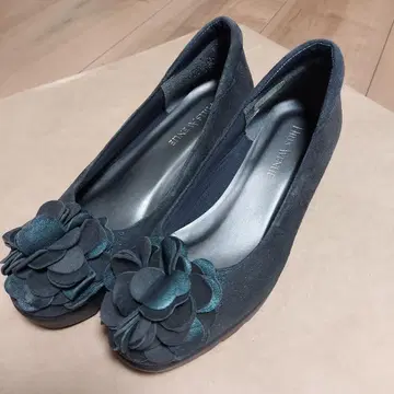 다크 블루 플랫슈즈 꽃 모티브