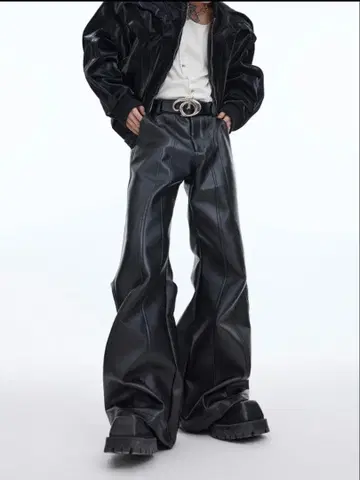 FACETASM 블랙 가죽 플레어