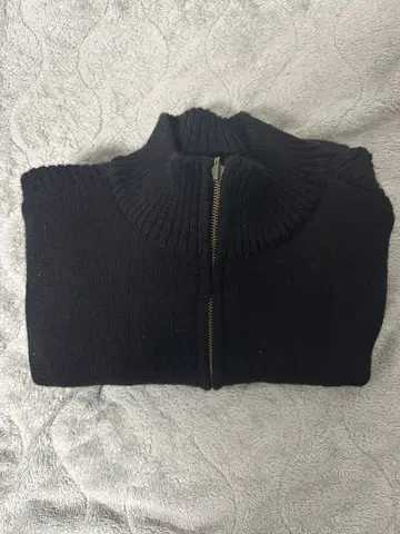 블랙 지퍼 니트 스웨터