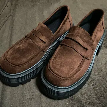 브라운 스웨이드 통굽 로퍼