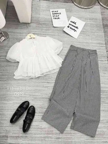 화이트 프릴 셔츠와 스트라이프 팬츠 세트 S 사이즈