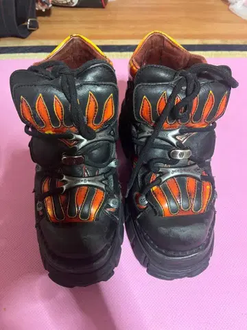 독특한 신발 New Rock