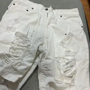화이트 데미지 숏팬츠