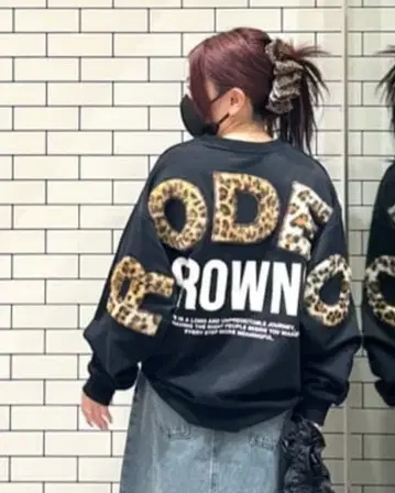 로데오 크라운 애니멀 페이크 퍼 아플리케 맨투맨 상의 BLACK