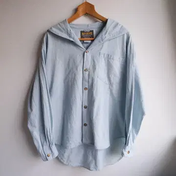 후드 부착 라이트 블루 셔츠