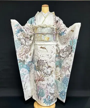 화이트 베이스 모란과 공놀이 패턴의 고급 순수 실크 후리소데 풀세트