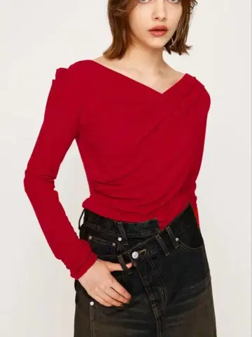 SLY 오프 숄더 컷 상의 RED