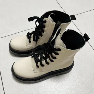 아이보리 레이스업 부츠