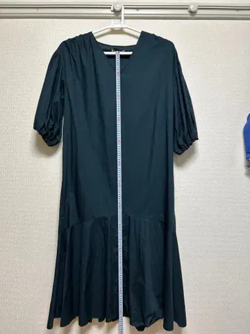 블랙 V넥 퍼프 슬리브 튜닉