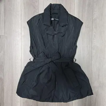 블랙 벨트 포함 슬리브리스 다운 베스트