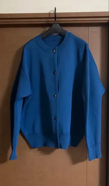 버튼 달린 가디건