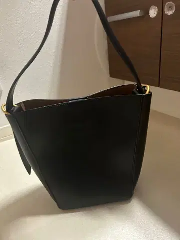 블랙 가죽 버킷형 핸드백 ZARA