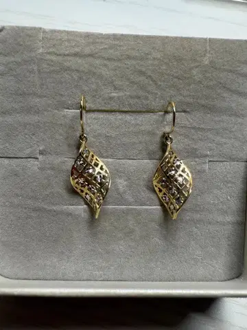 츠츠미 K10 YG 잎 모양 시스루 디자인 귀걸이