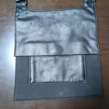 블랙 앞 포켓과 덮개 부분은 피혁, 나머지는 합성 피혁 숄더백