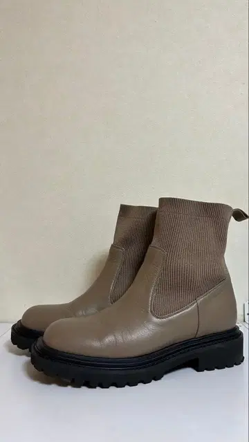 베이지 가죽 니트 사이드 고어 부츠