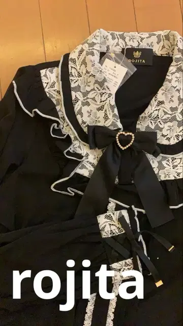 ROJITA 하트 리본 부착 레이스 절개 블라우스 택 포함 새상품 블랙