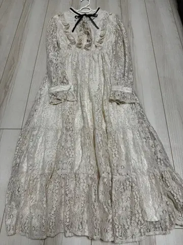 아이보리 레이스 드레스 긴팔 프릴