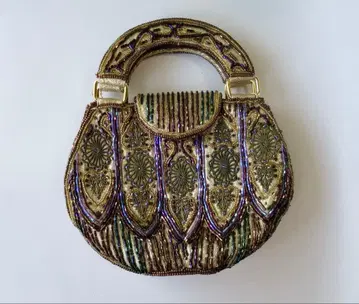 빈티지풍의 존재감 있는 비즈 백