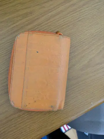 몇 년간 사용하지 않은 오렌지색 접이식 지퍼 지갑