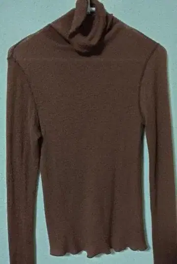 브라운 터틀넥 긴팔