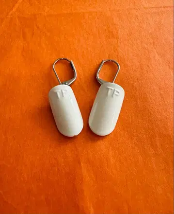 THEATRE PRODUCTS 네일 칩 귀걸이 화이트