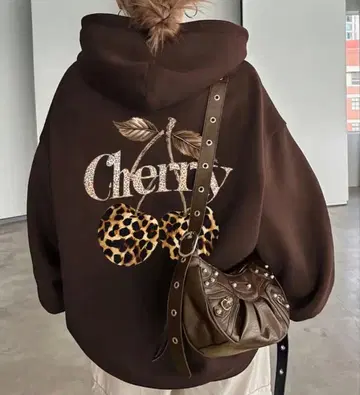 체리 프린트 다크 브라운 후드티