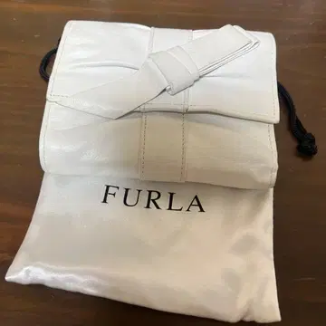 FURLA 화이트 가죽 접이식 지갑
