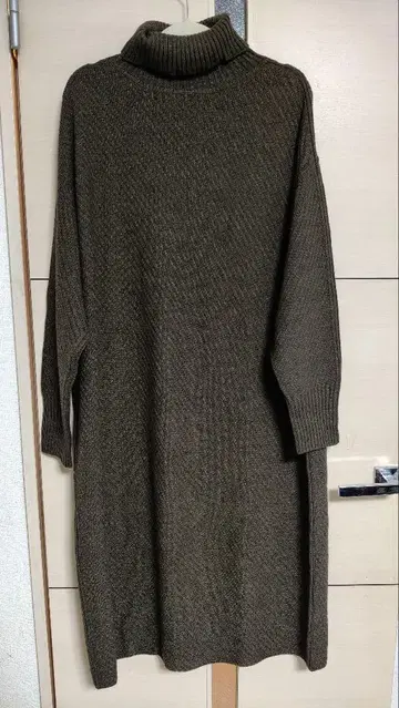 BEAUTY&YOUTH 다크 브라운 터틀넥 니트 원피스