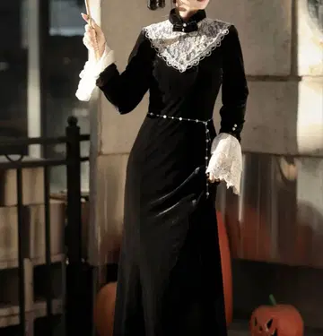 ManusMachina 블랙 왕비 자수 벨벳 원피스