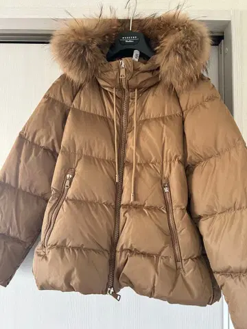 브라운 다운 자켓 후드 부착