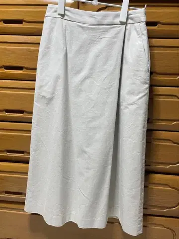 화이트 사다리꼴 스커트 사이드 포켓 포함