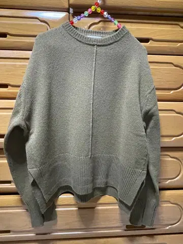 올리브 그린 니트 스웨터 사이드 슬릿