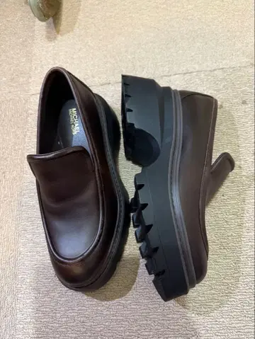 MICHAEL KORS 다크 브라운 로퍼