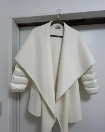 MONCLER 화이트 다운 자켓