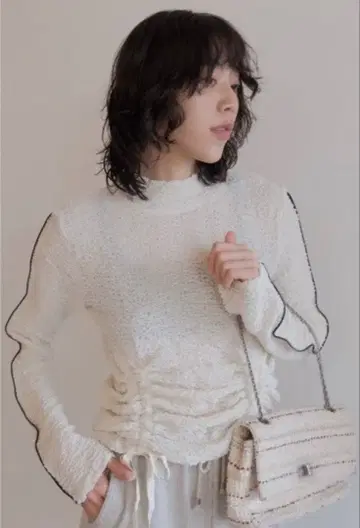 허니미허니 라인 셔링 상의