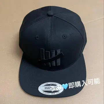 UNDEFEATED 블랙 스냅백 캡 블랙 로고