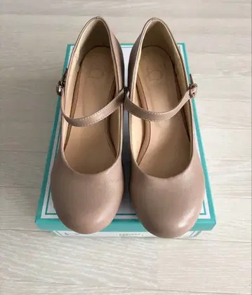 새상품급 키다리 아저씨 베이지 펌프스