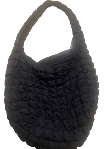 COS 블랙 퀼팅 숄더백