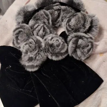 그레이와 블랙 퍼 머플러