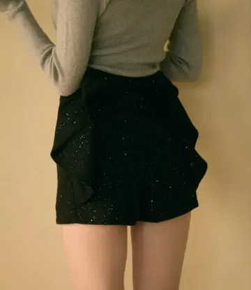 [ 정가 이하 미착용 ] TITTY&CO 백리본 라메 숏팬츠 블랙