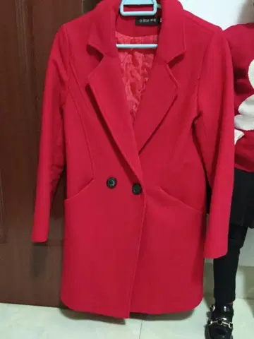 빨간색 더블 브레스트 코트