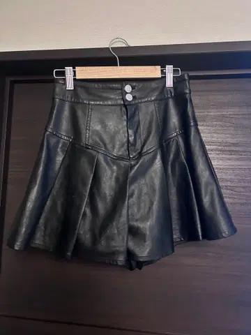 블랙 가죽 플레어 숏 스커트