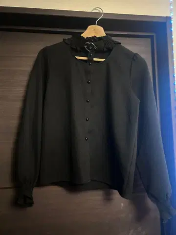 MARS 프릴 달린 블랙 긴팔 블라우스