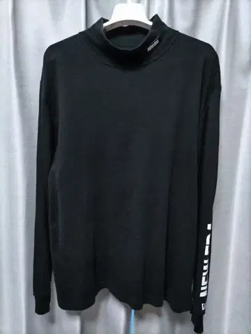뉴에라 모크넥 슬리브 로고 블랙
