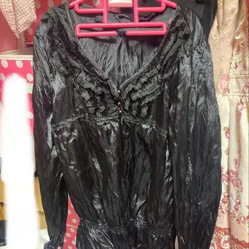 고딕 프릴 블라우스