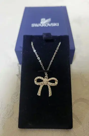Swarovski 리본 모티브 목걸이