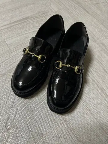 청키 로퍼 골드 버클 포함